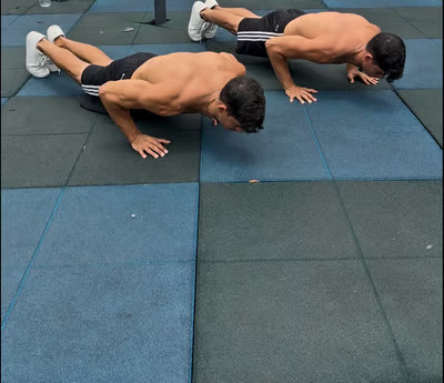 Gêmeos fazendo flexão